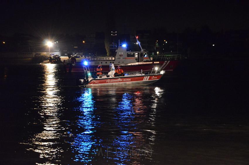 Einsatz BF Koeln PKW im Rhein Mondorf Hersel P074.JPG